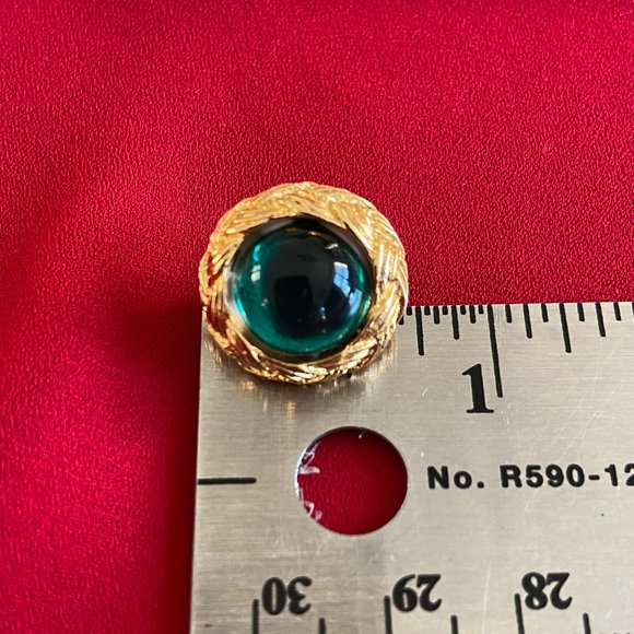 Vintage Clip-On Earrings - Picture 5 of 6